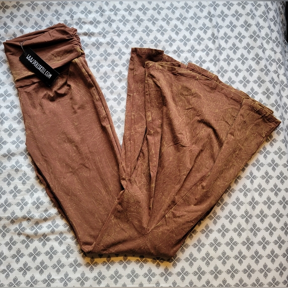 New Dolls Kill Stretchy Flared Yoga Pants - Picture 1 of 6